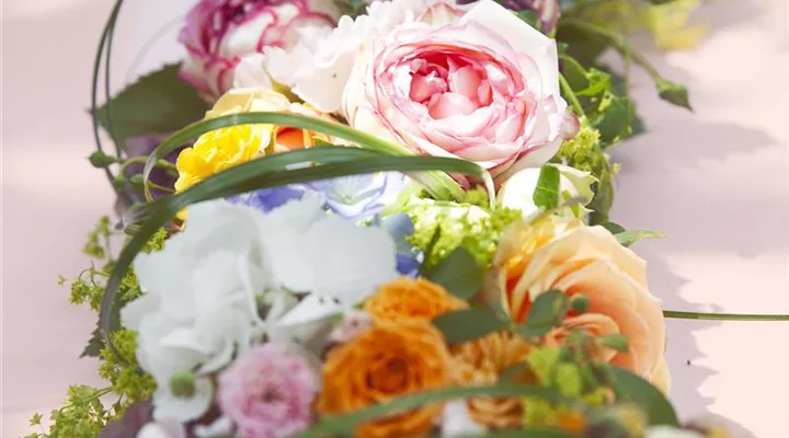 Blumen als ideale Tischdeko für den wichtigsten Tag im Leben