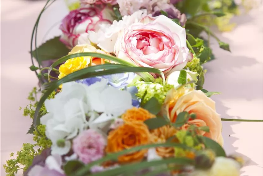 Blumen als ideale Tischdeko für den wichtigsten Tag im Leben